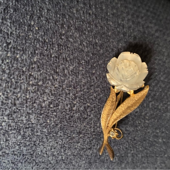 Be Mine! Mother of Pearl Rose Brooch ~Gold Tone ~Vintage ~Charming ~Whimsy - Picture 5 of 5
